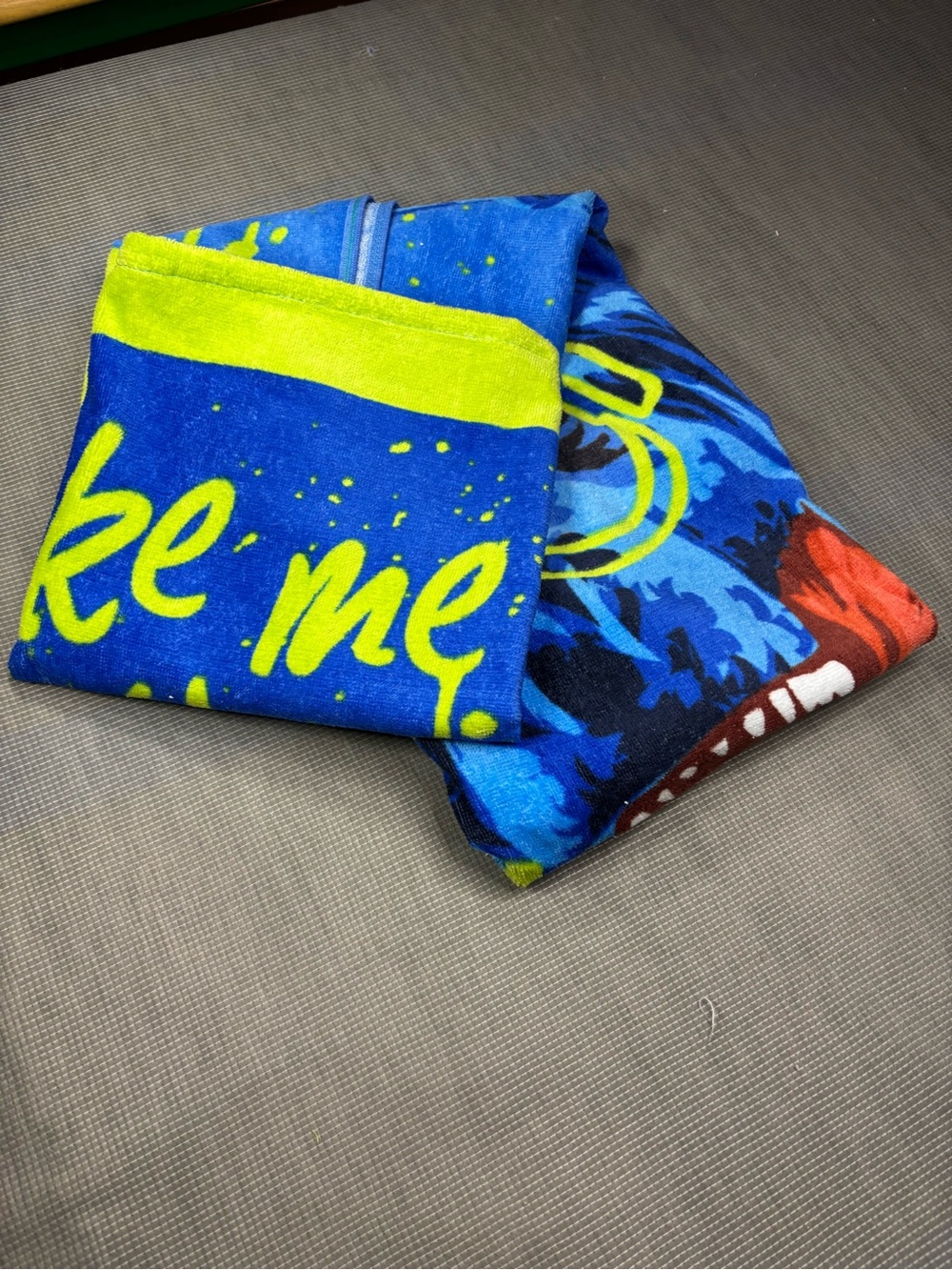 Mainstay beach Towel Neon Lime and White Knit Label 30 in X 60 in - Picture 4 of 8